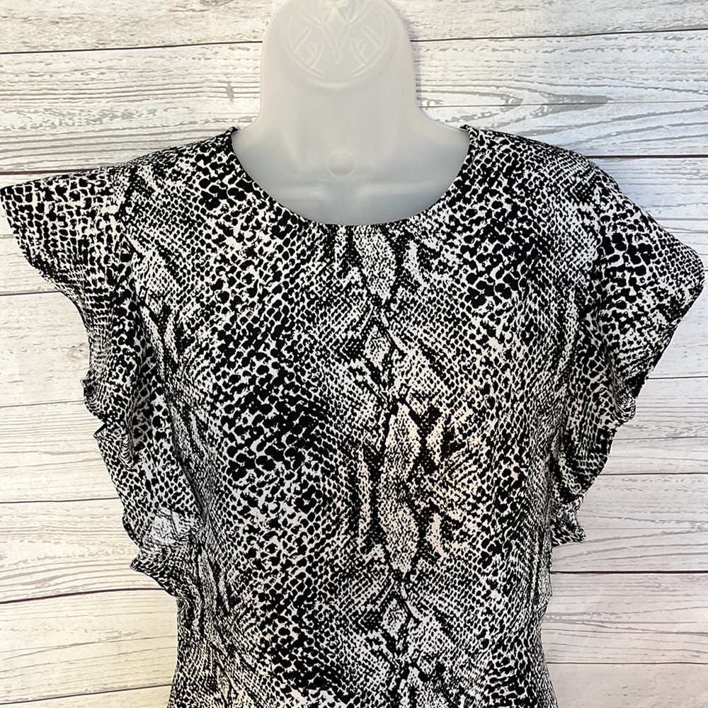Who What Wear black and white reptile snake pattern. Ruffle sleeves. Size Small
